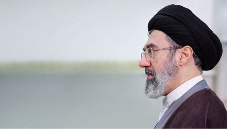 مجتبى خامنئي يدعو البرلمان إلى معالجة الأزمة الاقتصادية