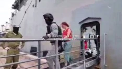 ناشطة بأسطول الصمود تبصق في وجه جندي للاحتلال أثناء اعتقالها (شاهد)
