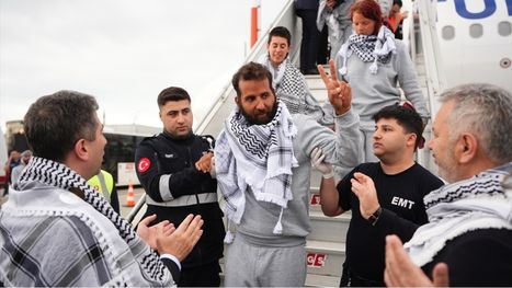 نشطاء من أسطول الصمود أفرج عنهم الاحتلال يصلون مطار إسطنبول (شاهد)