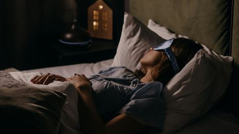 تعرَّف على الأطعمة والمشروبات التي تساعدك على تحسين نومك وتجنبك الأرق