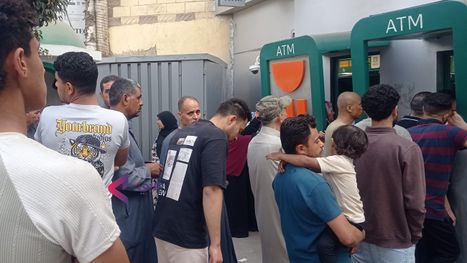 طوابير المصريين أمام ماكينات الصراف الآلي تثير الجدل قبل العيد..أين اختفت السيولة؟