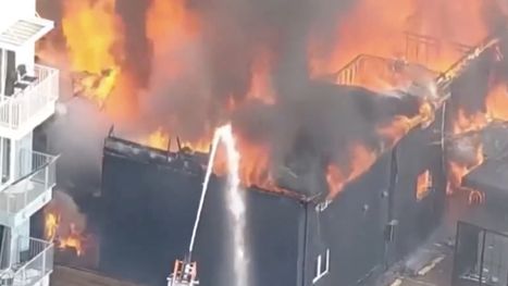 قتلى وجرحى في انفجار وحريق مدمّر بمبنى سكني في دالاس الأمريكية (شاهد)