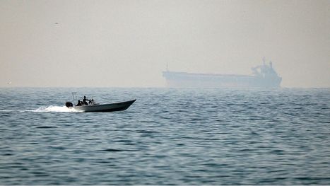 الجيش الأمريكي يعلن تحييد سفينتين إيرانيتين حاولتا كسر الحصار.. واشتبكات متقطعة