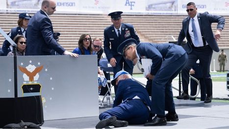 بايدن يسقط مجددا على الأرض خلال احتفالية للقوات الجوية (شاهد)