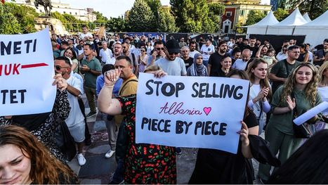آلاف الألبان يتظاهرون ضد مشروع سياحي مرتبط بجاريد كوشنر وإيفانكا ترامب (شاهد)