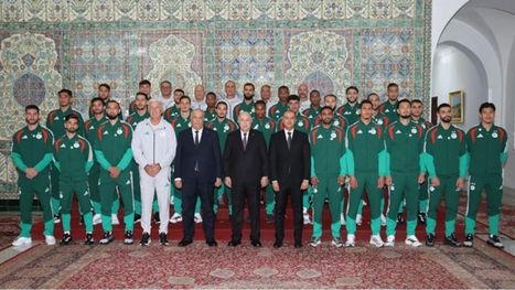 كرة القدم والسلطة في الجزائر.. ماذا قالت صورة تبون