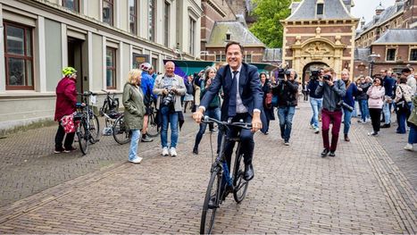 رئيس الوزراء الهولندي يغادر منصبه على متن دراجة هوائية.. تفاعل واسع (شاهد)