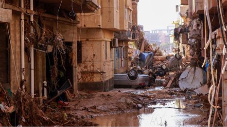 سيول جارفة في ليبيا تغرق مدنا وتقطع الطرق (شاهد)