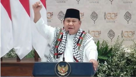 الرئيس الإندونيسي يهتف "فلسطين حرة" بعد تسلمه الكوفية من السفير الفلسطيني