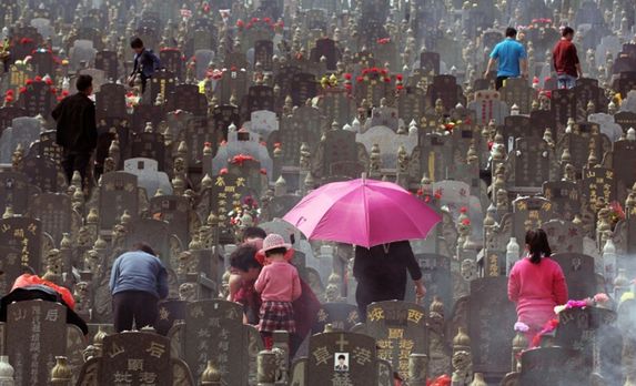 صورة ملتقطة في 3 نيسان/أبريل 2012 خلال مراسم تقليدية في مقبرة في جنوب شرق الصين