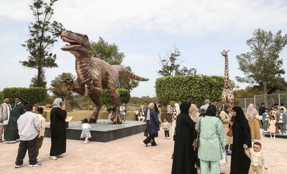 زوار في حديقة الحيوانات في العاصمة الليبية في صورة مؤرخة 20 آذار/مارس 2026