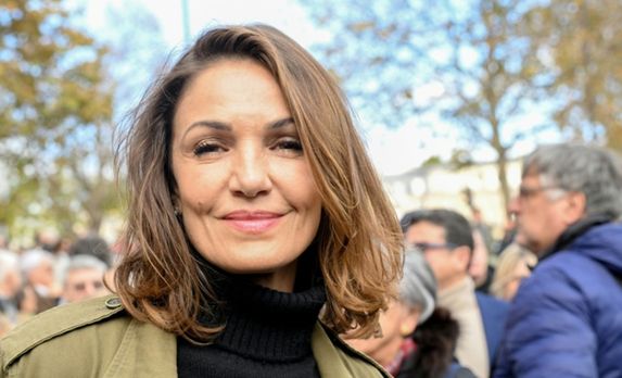 الممثلة الفرنسية نادية فارس خلال مسيرة في باريس في 19 تشرين الثاني/نوفمبر 2023تدعو إلى السلام في الشرق الأوسط