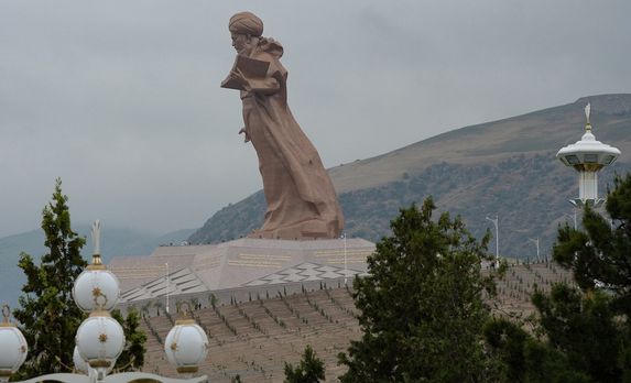 تمثال الشاعر ماغتيمجولي بيراجي تركمانستان - فيسبوك