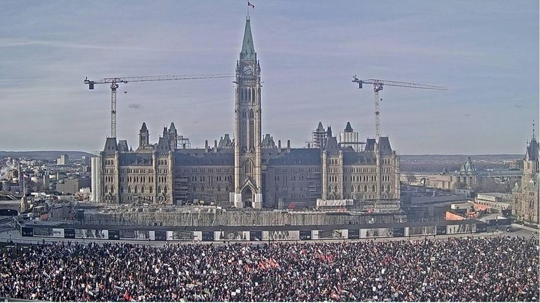 آلاف الكنديين يشاركون بمسيرة مؤيدة لفلسطين.. طالبوا بوقف العدوان على