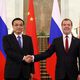 رئيس وزراء روسيا ديميتري مدفيدف مع نظيره الصيني - أ ف ب