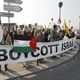 متظاهرون أوروبيون يرفعون لافتة لمقاطعة إسرائيل - أ ف ب