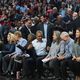 الرئيس الاميركي باراك اوباما (وسط) يصل لحضور مباراة شيكاغو بولز وكليفلاند كافالييرز في شيكاغو