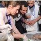 بشار وأسماء الأسد يساعدان المتطوعين في مركز توزيع المساعدات - أ ف ب