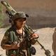 مقاتلة كردية في سوريا تحمل بندقية قنص أمريكية- جيتي