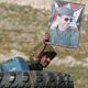 أحد جنود النظام يرفع صور الأسد- جيتي