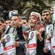توكل كرمان وأيمن نور يحملان صور خاشقجي أمام قنصلية السعودية في اسطنبول- جيتي