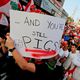 متظاهر لبناني يرفع لافتة لشتم المسؤولين في بلاده- جيتي