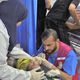 طواقم طبية تحاول إنقاذ حياة طفل أصيب نتيجة القصف- وزارة الصحة الفلسطينية