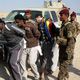 جنود من الجيش العراقي يعتقلون مشتبهين - الأناضول