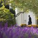 الرئيس الاميركي باراك اوباما مغادرا المكتب البيضاوي المحاذي لحديقة الورود ا ف ب