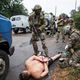 جنود أوكرانيون يعتقلون عنصرا مواليا لروسيا خلال معارك شرق البلاد - أ ف ب