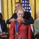 الرئيس اوباما يقلد ميدالة الحرية للممثلة الاميركية ميريل ستريب في البيت الابيض الاثنين 24 تشرين الثا
