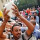 مصر رجل يحمل السكر مبتسما بعد شرائه السكر المدعوم من عربة حكومية - رويترز