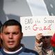 سيدة ترفع لافتة لكسر الحصار عن غزة- جيتي