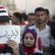 عراقية تحمل لافتة وسط التظاهرات بالعاصمة العراقية بغداد- جيتي