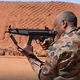 عبد الفتاح البرهان خلال الرماية بقاعدة سودانية- حساب القوات المسلحة عبر فيسبوك