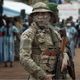 عنصر من فاغنر مع جندي من أفريقيا الوسطى خلال عرض عسكري في بانغي- قناة فرانس24