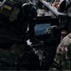 عناصر من الجيش الأوكراني خلال رصد آليات للجيش الروسي بواسطة سلاح مضاد للدروع- وزارة الدفاع الأوكرانية
