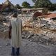 مستوطن في كيبوتس بئيري يقف أمام منزل دمرته الدبابات الإسرائيلية- تايمز أوف إسرائيل