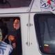 أسيرة تلوح لأحد مقاتلي القسام بعد تسليمها للصليب الأحمر- إعلام القسام