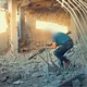 مقاتل من القسام قبل استهداف مدرعة للاحلال شمال غزة- إعلام القسام