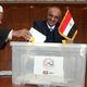 مصري يصوت على الدستور في الأردن الأناضول