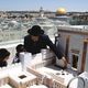 مستوطن إسرائيلي يحلم وأولاده ببناء الهيكل المزعوم في مكان الأقصى