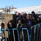 لاجئون سوريون أمام مكاتب مفوضية اللاجئين في مخيم عرسال في البقاع 15-12-2013 - أ ف ب
