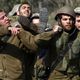جنود إسرائيليون يحملون قتيلا بعد عملية حزب الله بمزارع شبعا ـ أ ف ب