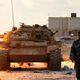دبابة للجيش الوطني الليبي خلال القتال ضد الجهاديين على مشارف بنغازي