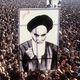 إيرانيون يحملون صورة الخميني عام 1979 - أ ف ب