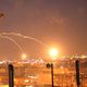 طائرة مروحية من طراز أباتشي تابعة للجيش الأمريكي تسقط قنابل على المنطقة الخضراء في بغداد - جيتي