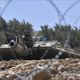 دبابة اسرائيلية تصوب مدفعها تجاه جنوب لبنان- الاناضول