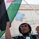 ناشطتان من جنوب أفريقيا ترفعان علم فلسطين أمام المتحف اليهودي في العاصمة- جيتي