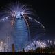 الاسهم النارية تضيئ سماء برج العرب في العيد الوطني في 2 كانون الاول/ديسمبر 2013